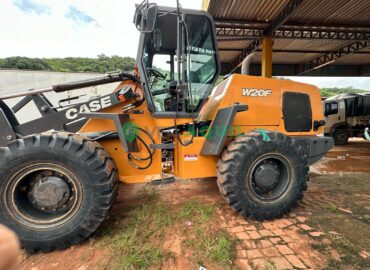 Pá carregadeira, Case W20F